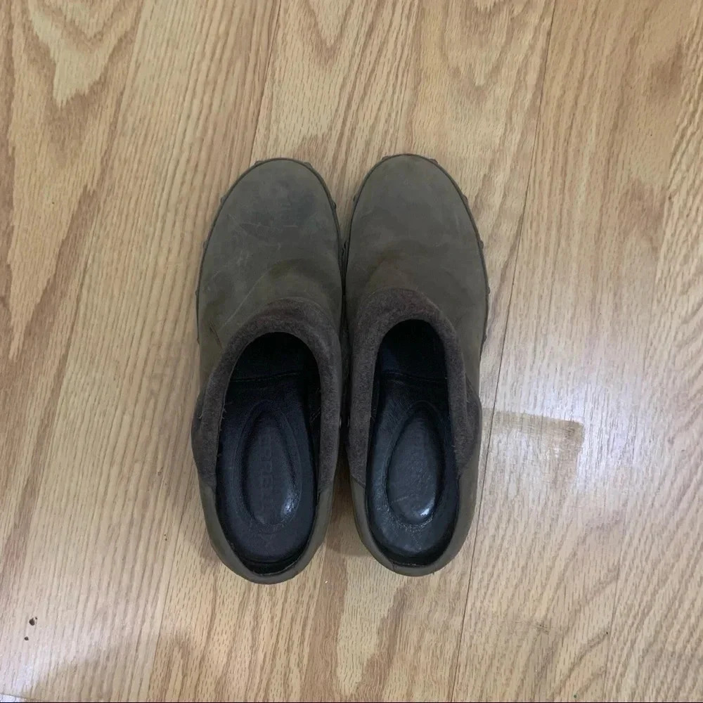 Merrell suede slip on clogs - Picture 2 of 9